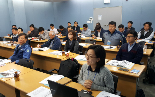 한국철강협회 재료산업인적자원개발위원회는 27일 울산 KTX역 회의실에서 철강, 비철금속, 세라믹 업계 인사, 노무 담당자 40여명이 참석한 가운데 '재료산업 NCS 확산 워크숍'을 개최했다.<한국철강협회 제공>